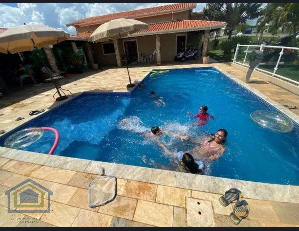 Linda Casa Térrea de 250m2, e Terreno 900m2, Com Piscina e Área Gourmet em Condomínio Fechado Ninho  Verde em  Porangaba - SP. - Casarely Imóveis