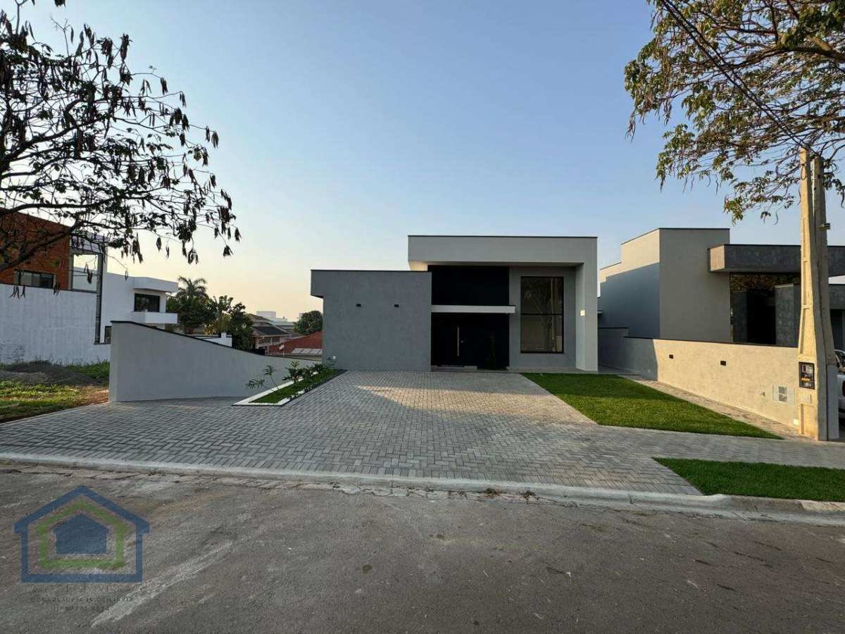 Linda Casa Térrea em Condomínio Fechado Bosques Junqueira com 232m² de Área Construída  e Terreno de 450m2 em Tatuí - SP - Casarely Imóveis