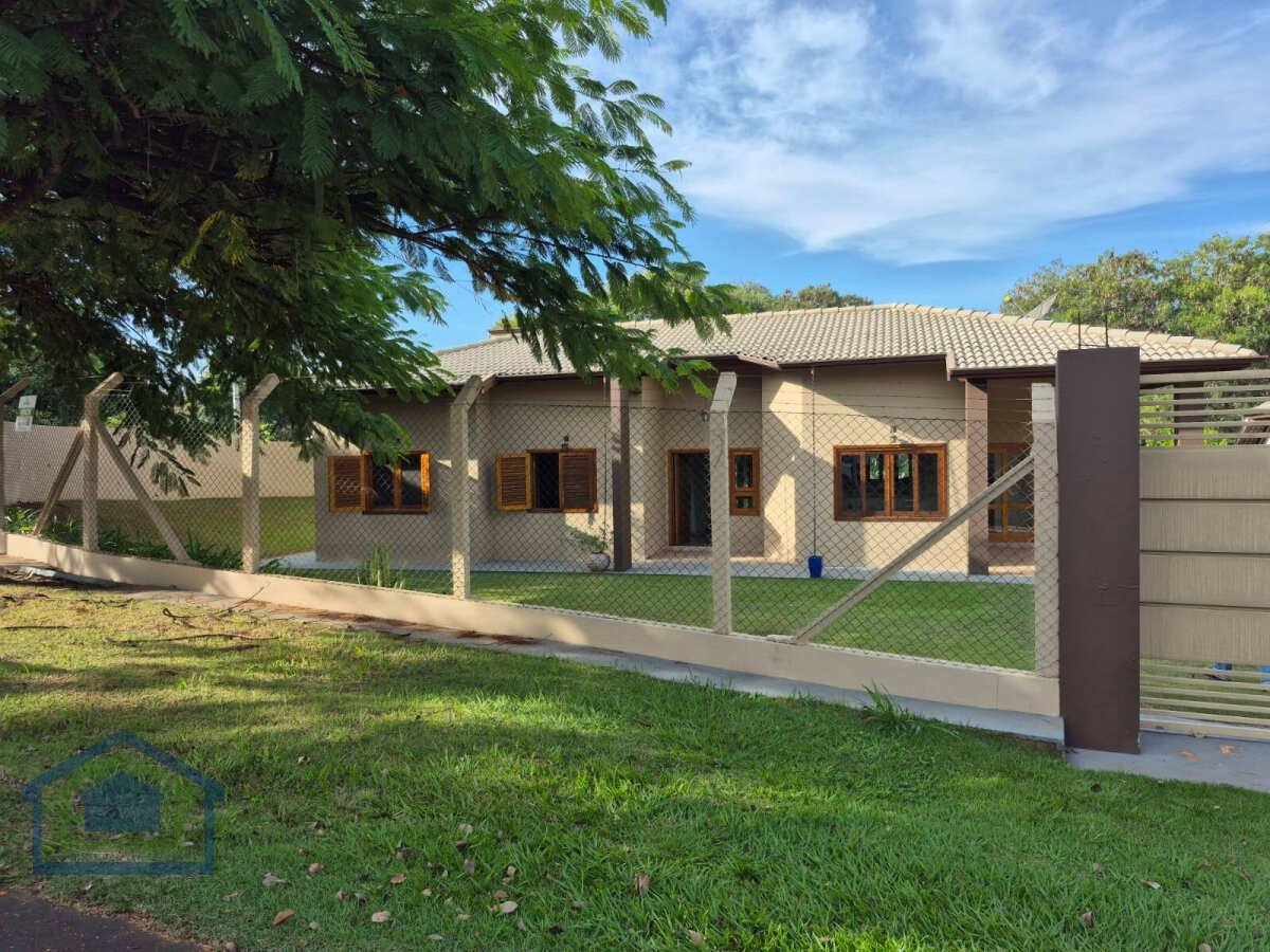 Linda Chácara em Condomínio Fechado Vitassay, de 1.697m2,  de Terreno com  230m2 de área Construída, com Muito Verde  em Boituva - SP. - Casarely Imóveis