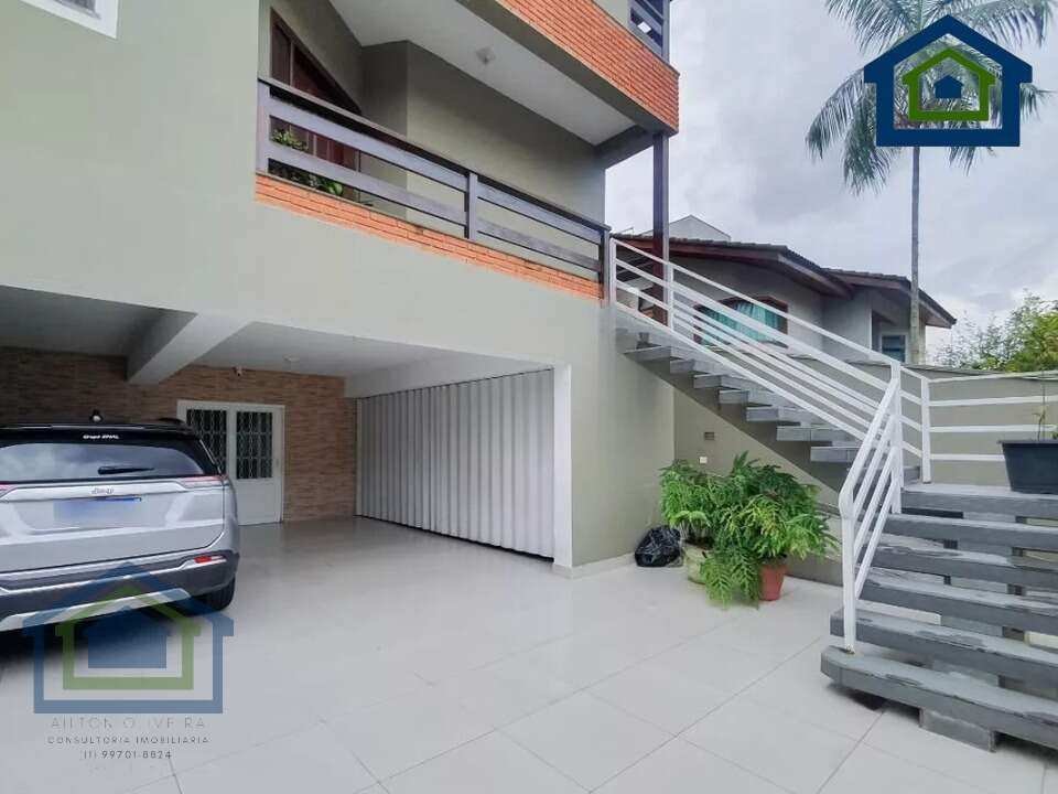 Lindo Sobrado à Venda com Terreno 12x25 = 300m² sendo 327m² de Área Construída, no Parque dos Pássaros, em São Bernardo do Campo - SP. - Casarely Imóveis