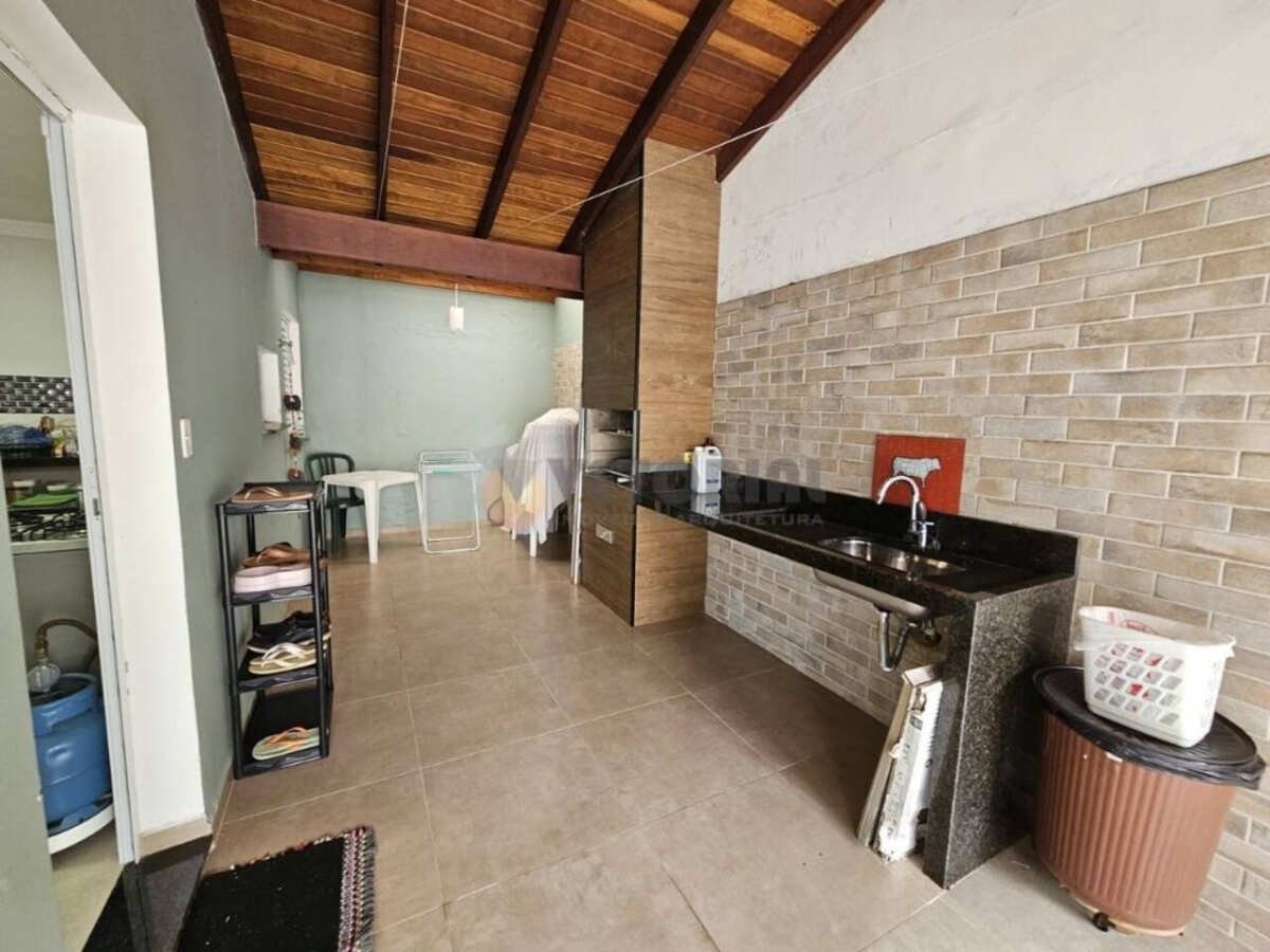 Casa à venda com 3 quartos, 175m² - Sumaré,Caraguatatuba