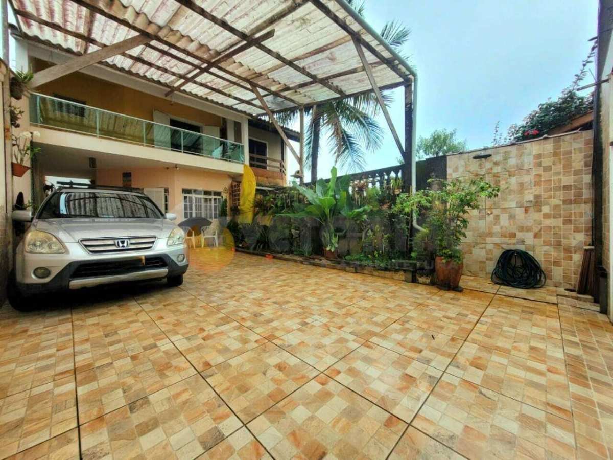 Sobrado à venda com 5 quartos, 300,00m² - Massaguaçu,Caraguatatuba