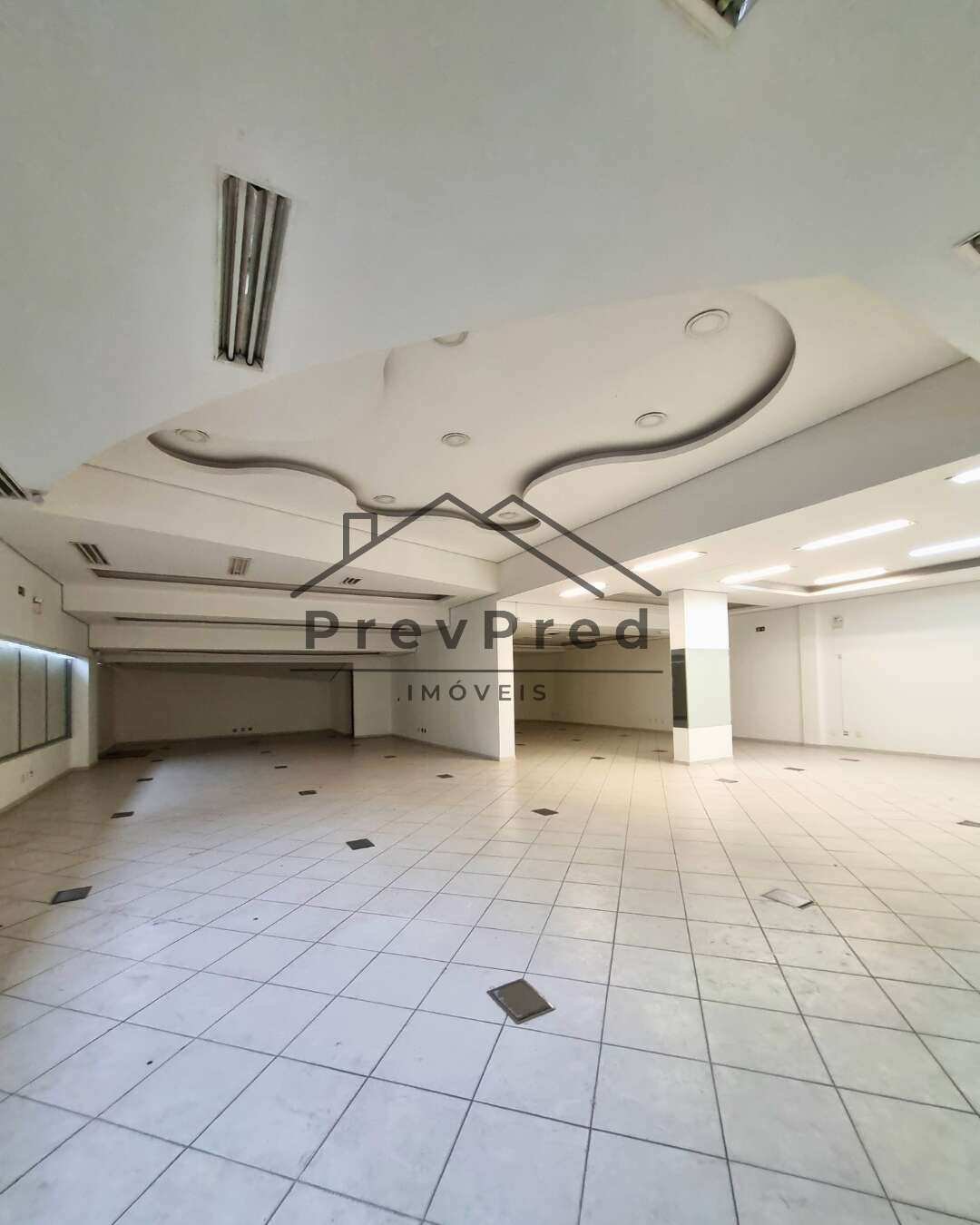  - Loja Comercial de Esquina para Alugar no Centro de Curitiba – 315m² Sem Condomínio