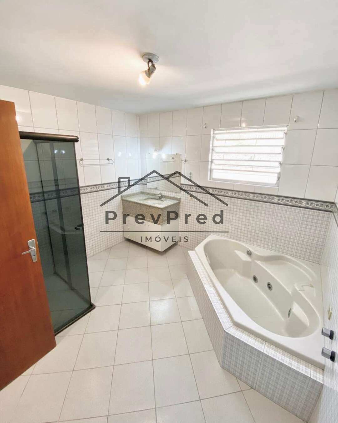 Sobrado à venda com 3 quartos, 223m² - Guabirotuba,Curitiba