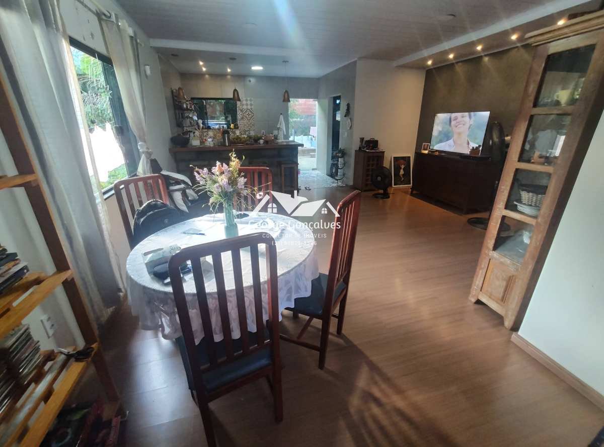 Casa à venda com 3 quartos, 154m² - Mantiquira,Duque de Caxias