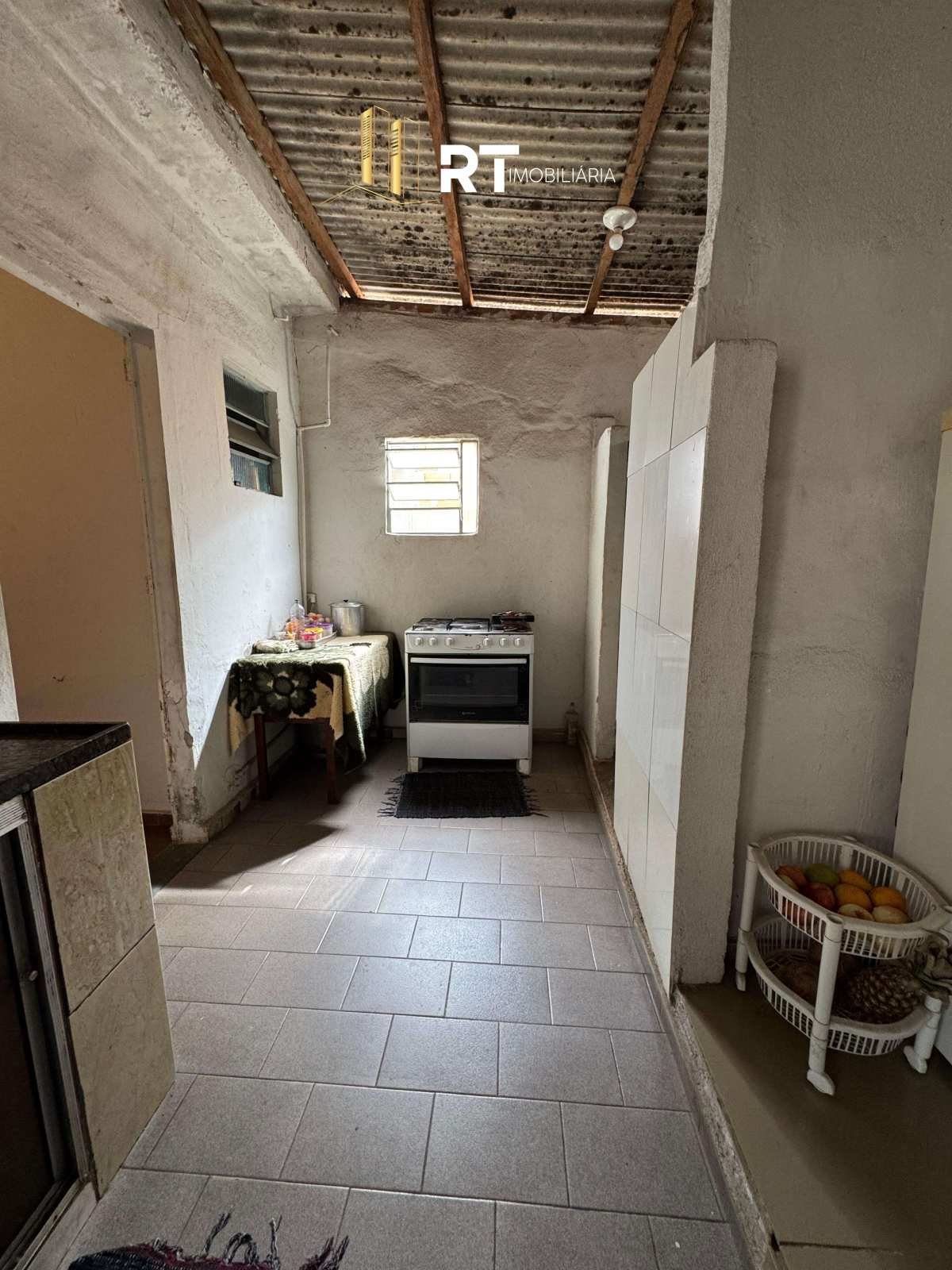  - Casa à venda em Divinópolis, Quintino, com 2 quartos, 250m²