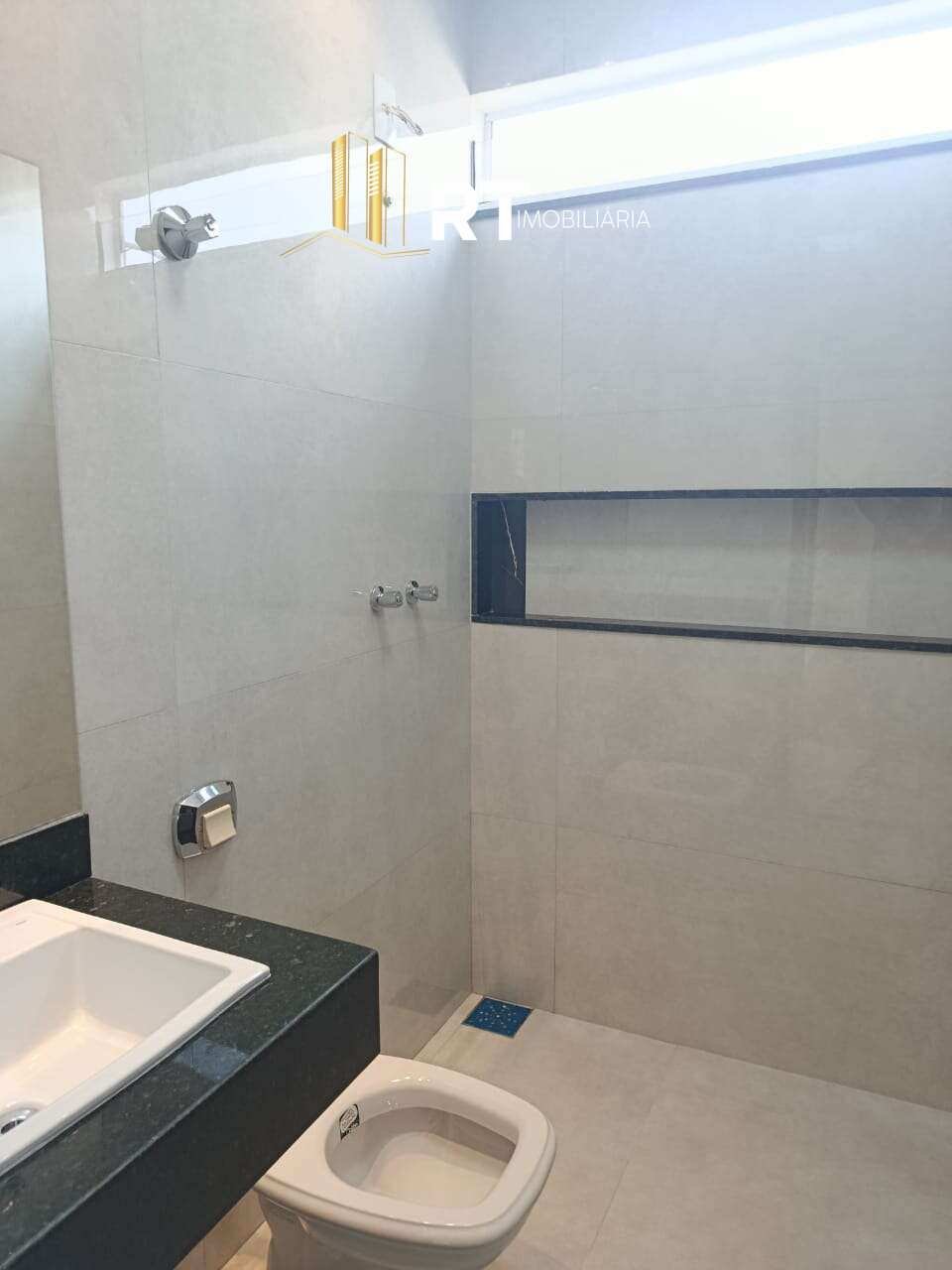  - Casa à venda em Divinópolis, São Roque, com 3 quartos, 225m²