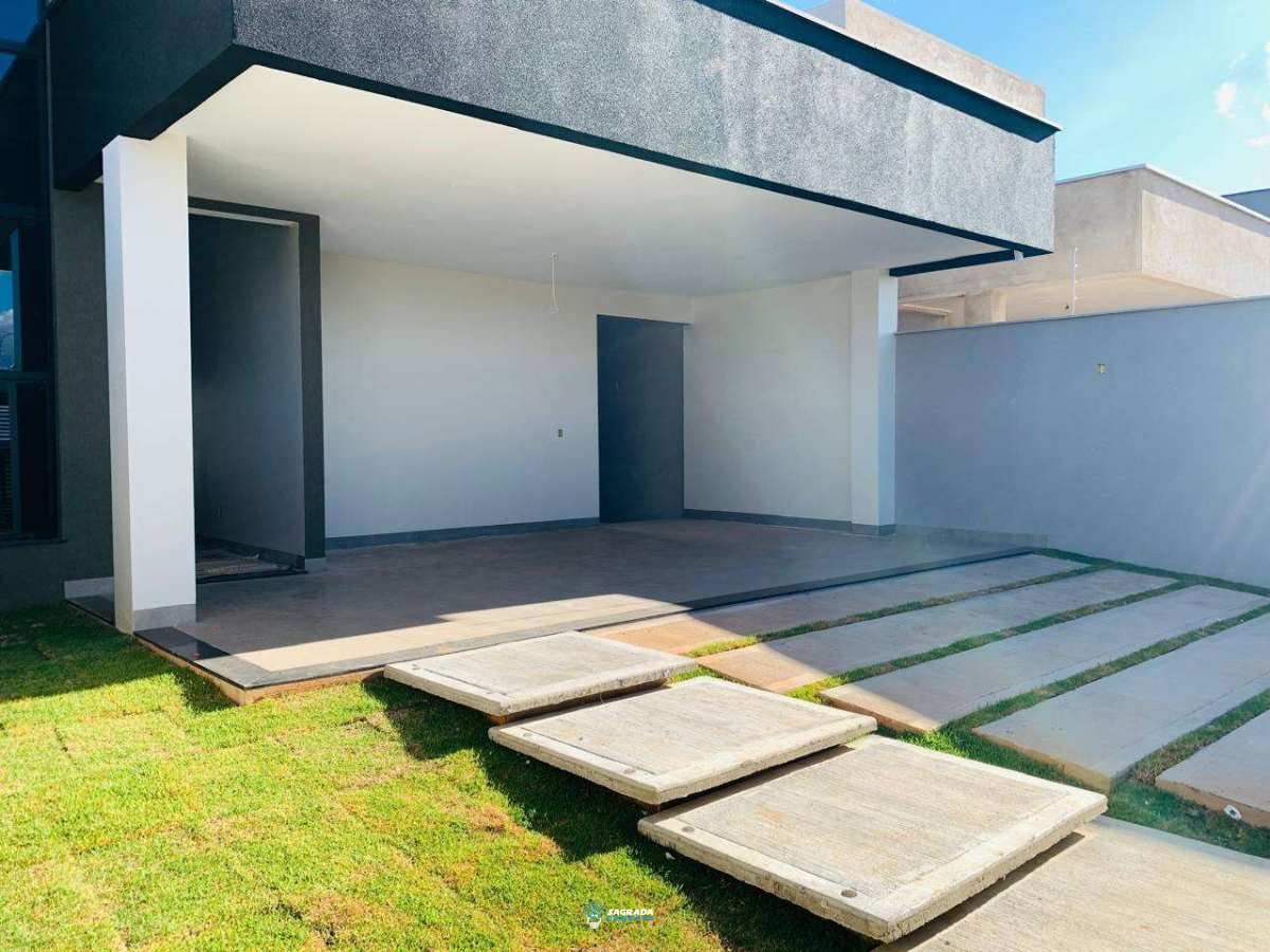  - Casa à venda em Luziânia, Setor Leste, com 3 quartos, 300m²