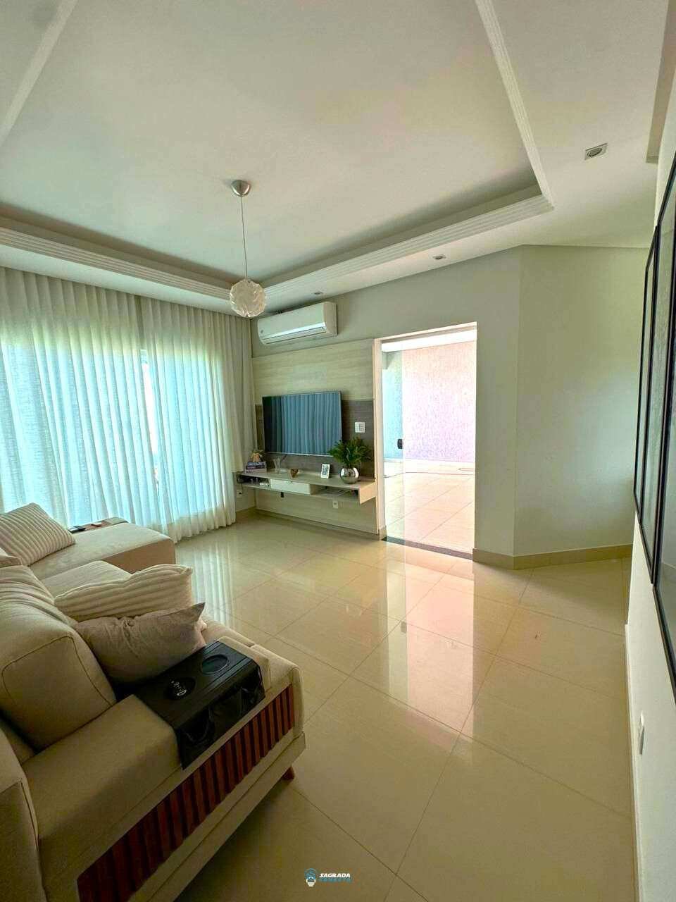  - Casa à venda em Luziânia, Setor Mandu, com 3 quartos, 200m²