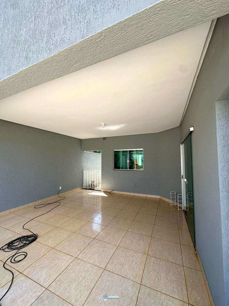  - Casa à venda em Luziânia, Setor Mandu, com 3 quartos, 200m²