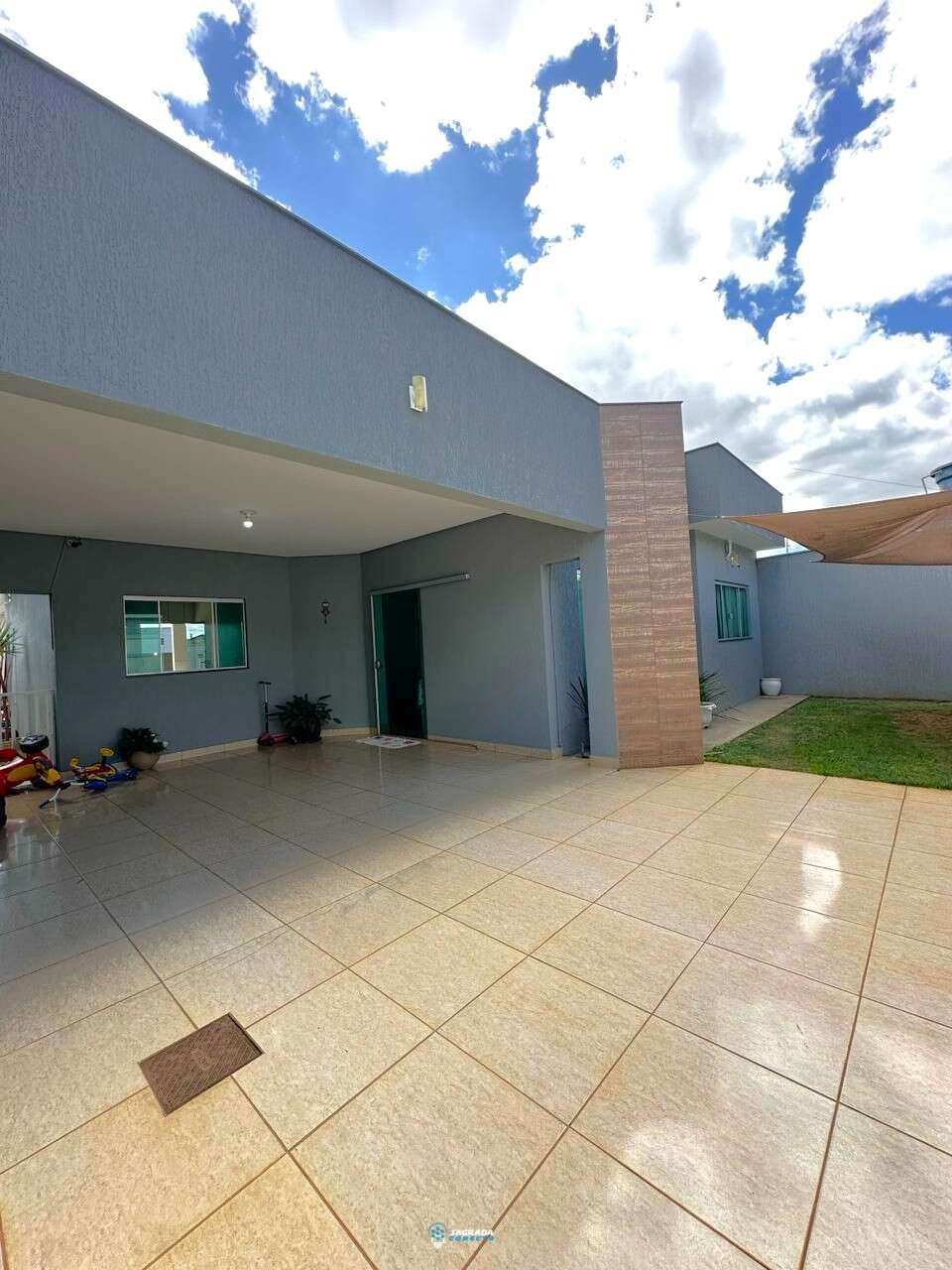  - Casa à venda em Luziânia, Setor Mandu, com 3 quartos, 200m²