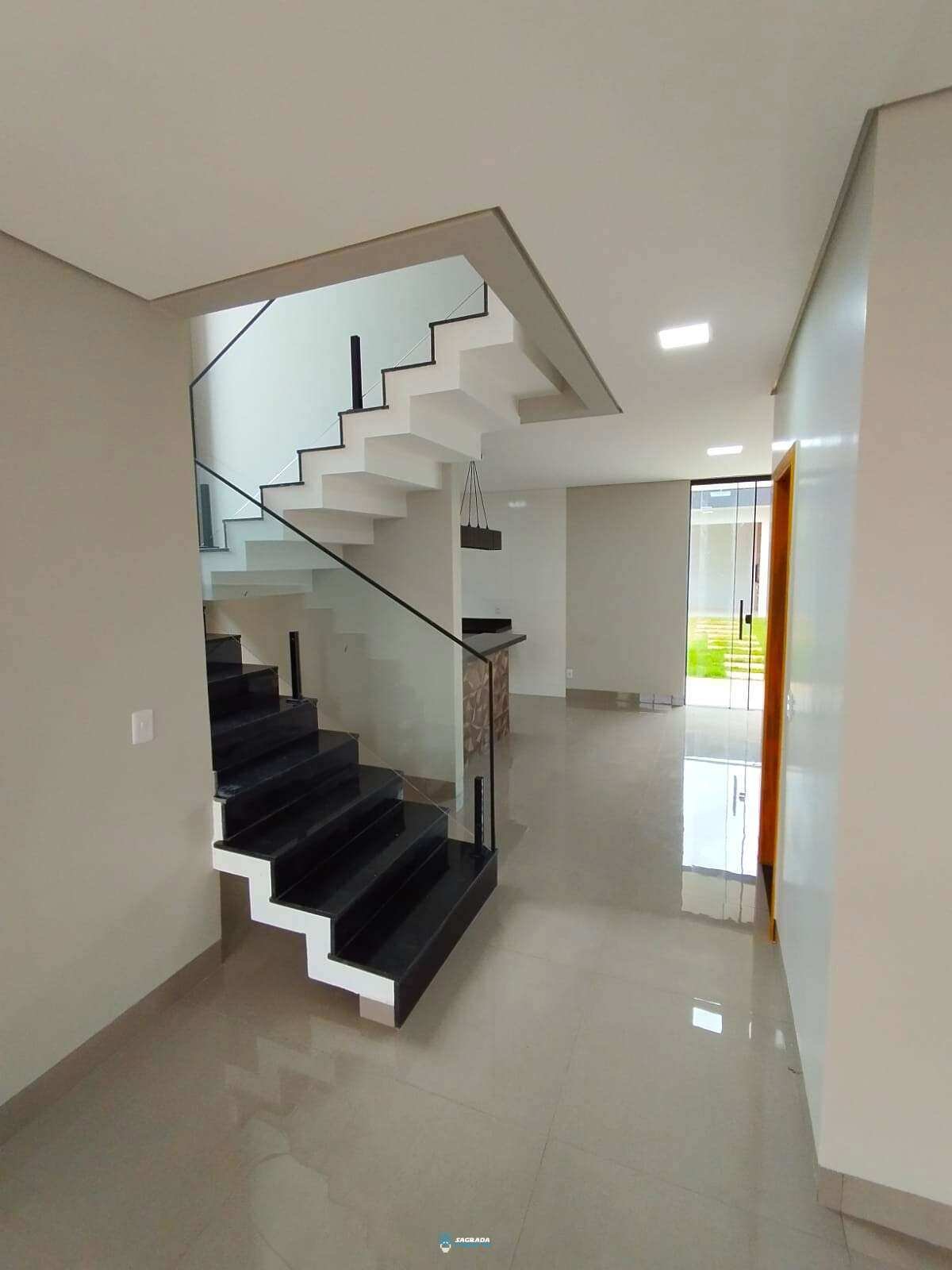 Sobrado à venda com 3 quartos, 166m² - Setor Leste,Luziânia