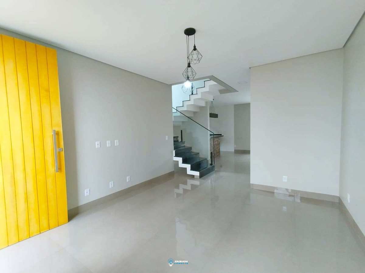 Sobrado à venda com 3 quartos, 166m² - Setor Leste,Luziânia