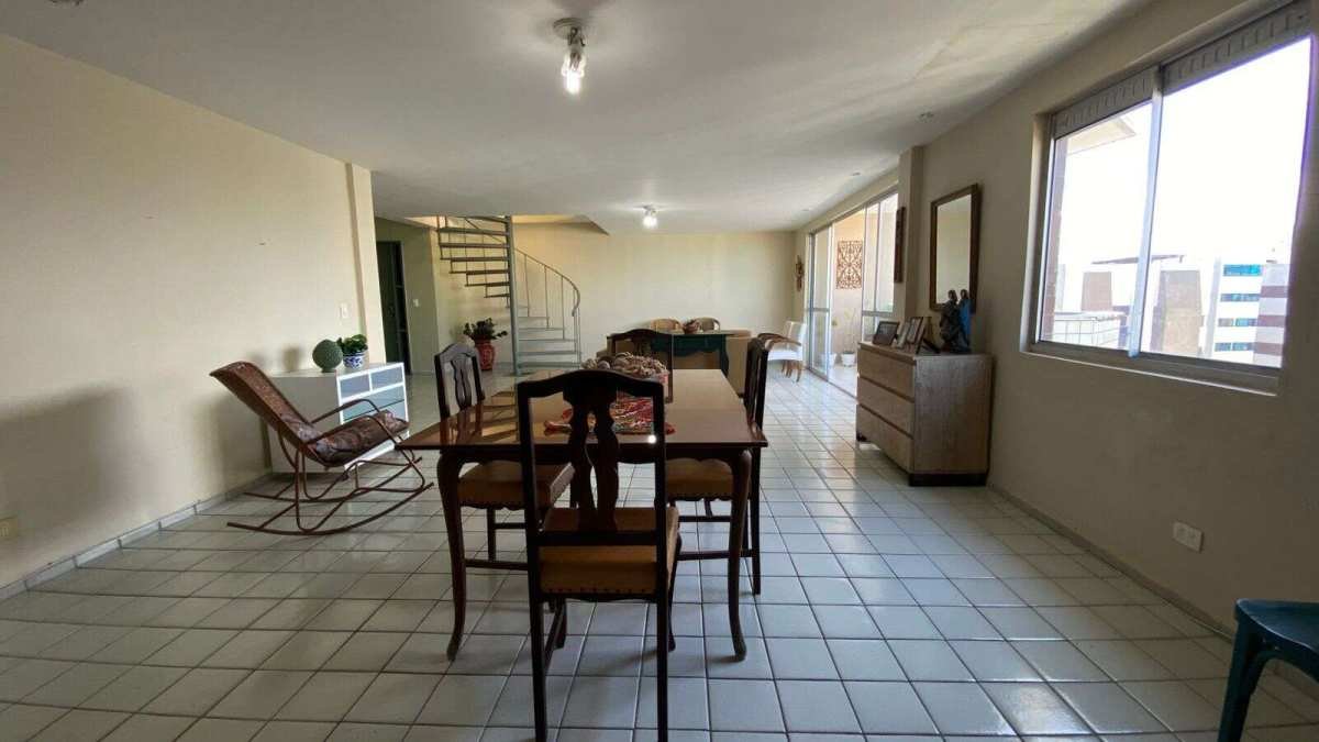  - Cobertura com 5 dormitórios, 278 m² a poucos metros da praia de Boa Viagem.