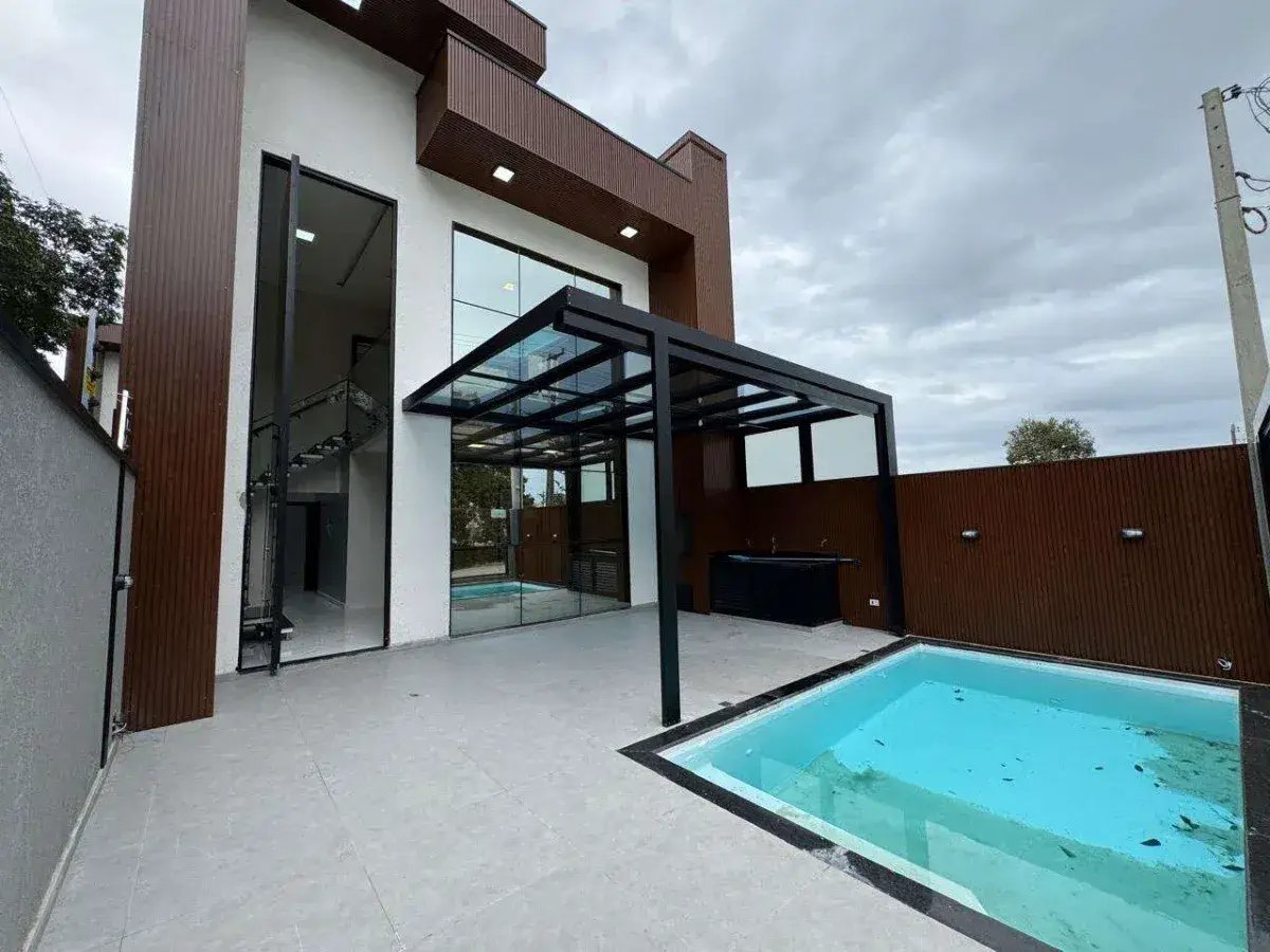 CASA ALTO PADRÃO LANÇAMENTO EM GUARATUBA COM PISCINA - Cavalheiro Imóveis