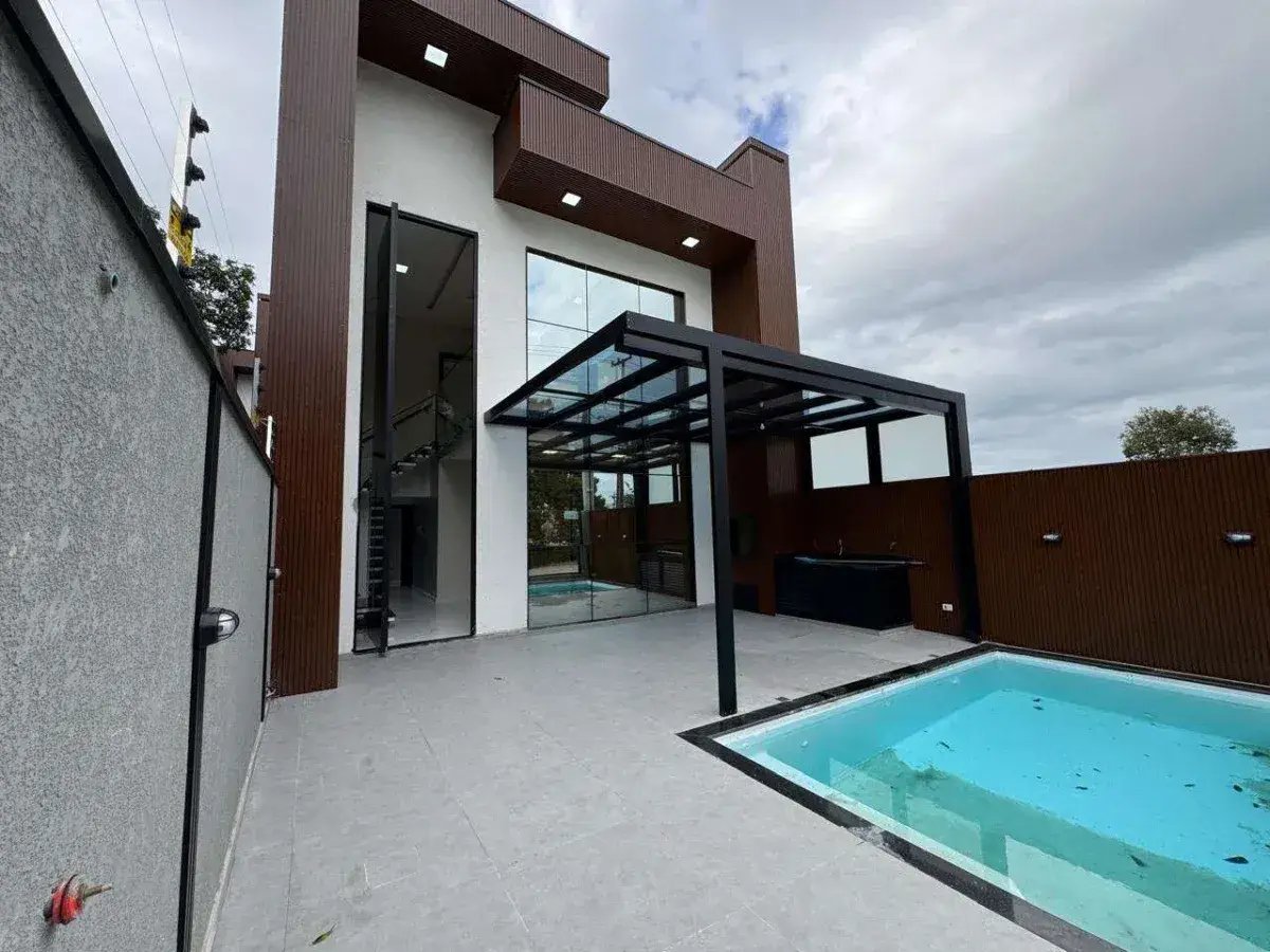 CASA ALTO PADRÃO LANÇAMENTO EM GUARATUBA COM PISCINA - Cavalheiro Imóveis