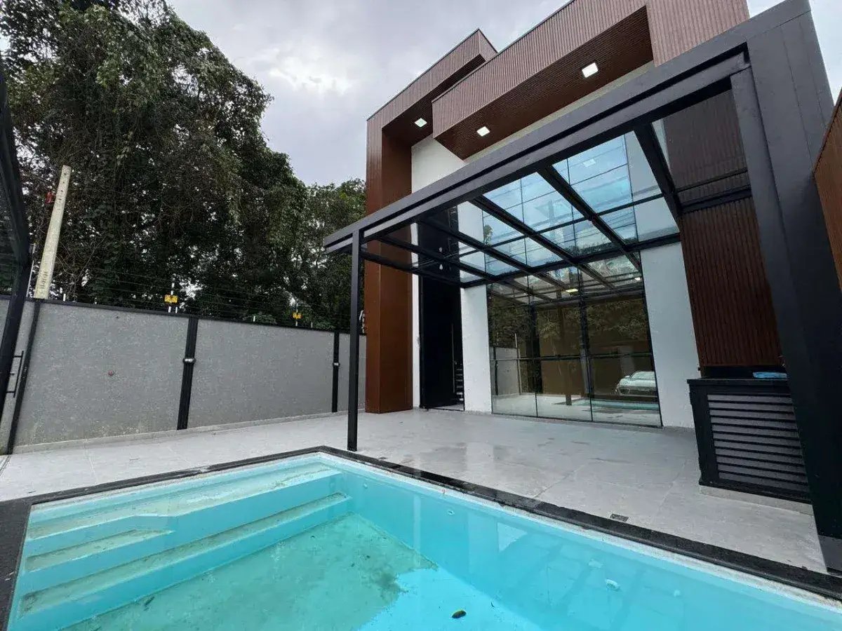 CASA ALTO PADRÃO LANÇAMENTO EM GUARATUBA COM PISCINA - Cavalheiro Imóveis