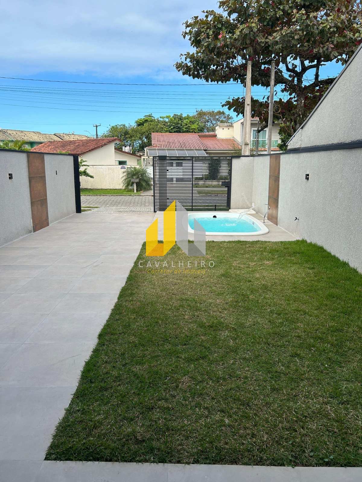 Sobrado Padrão a venda em Guaratuba Centro com piscina - Cavalheiro Imóveis