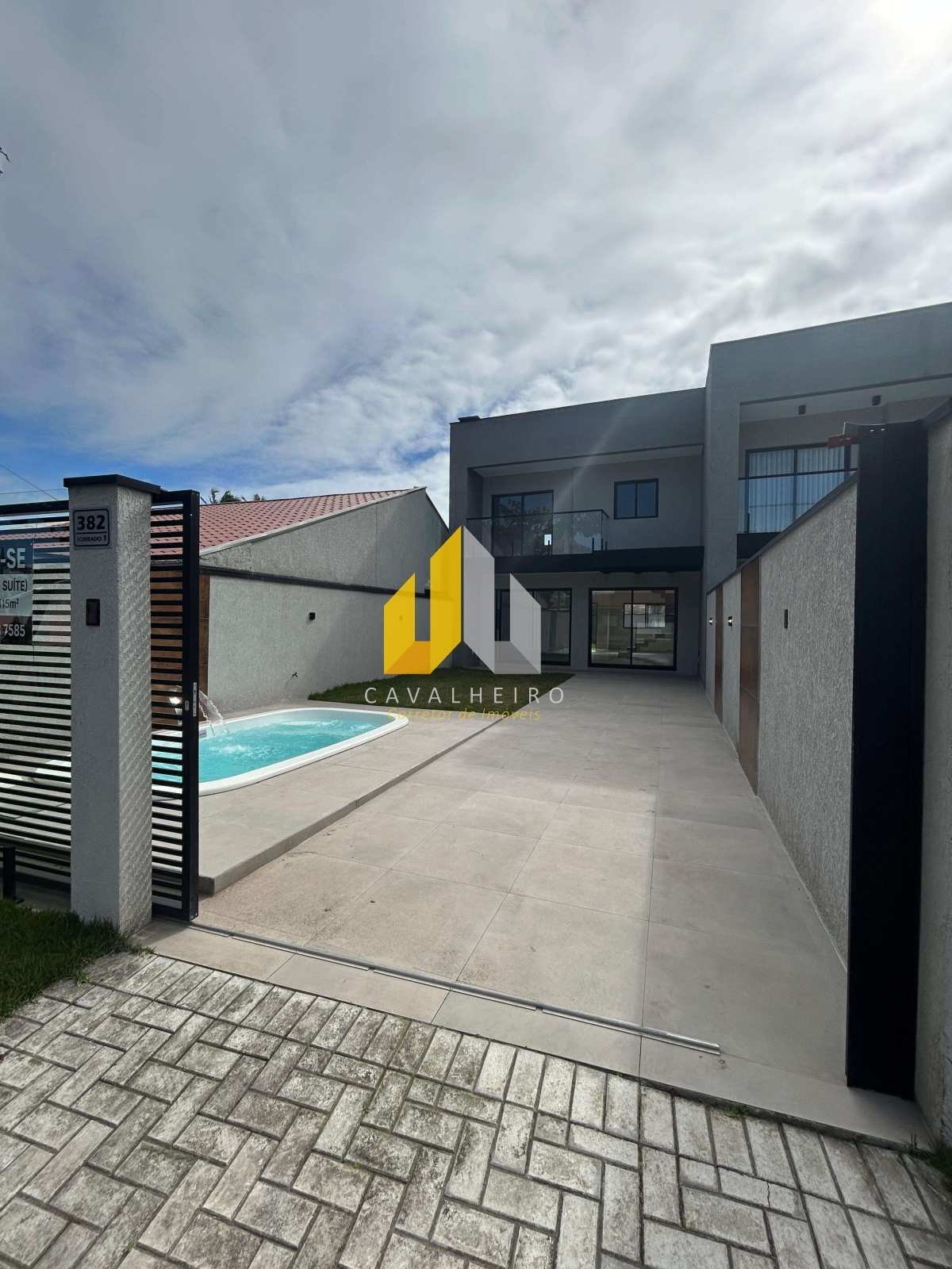 Sobrado Padrão a venda em Guaratuba Centro com piscina - Cavalheiro Imóveis