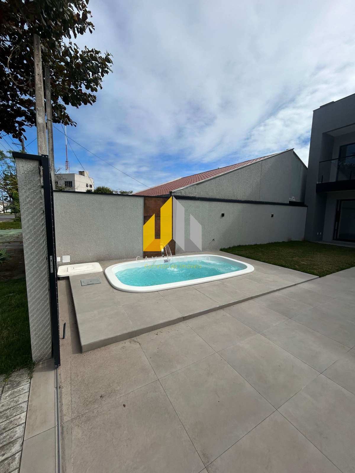 Sobrado Padrão a venda em Guaratuba Centro com piscina - Cavalheiro Imóveis