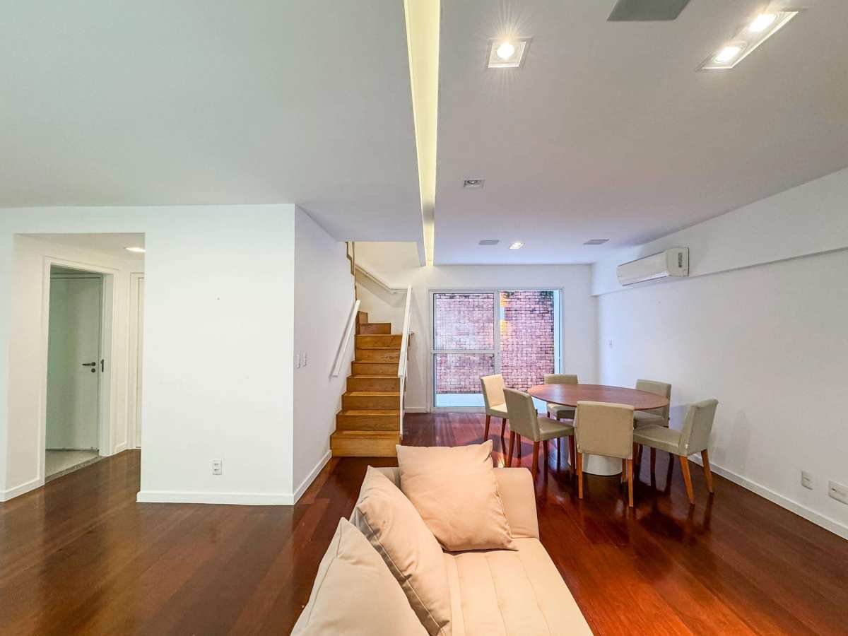 Apartamento duplex lâmina vista lateral Mar com 199 m², móveis fixos, ar e cozinha completa no Leblon - MLeão Imóveis