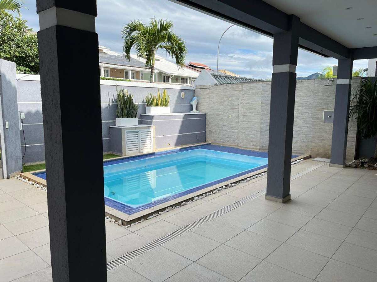 Casa triplex 260 m², 4 quartos imperdível no Condomínio Nova Barra - Recreio dos Bandeirantes - MLeão Imóveis
