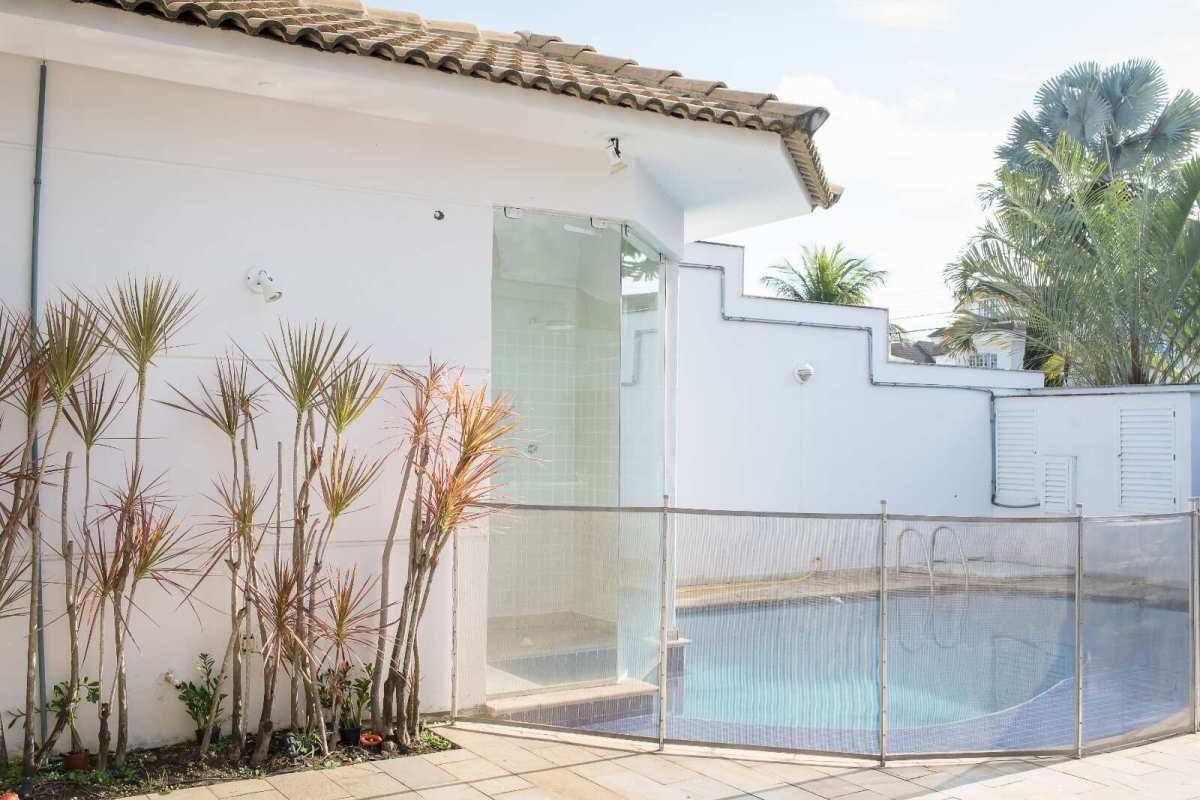 Casa triplex com 354 m², 4 quartos com lazer privativo e energia solar no Cond Vivendas do Sol - Recreio - MLeão Imóveis