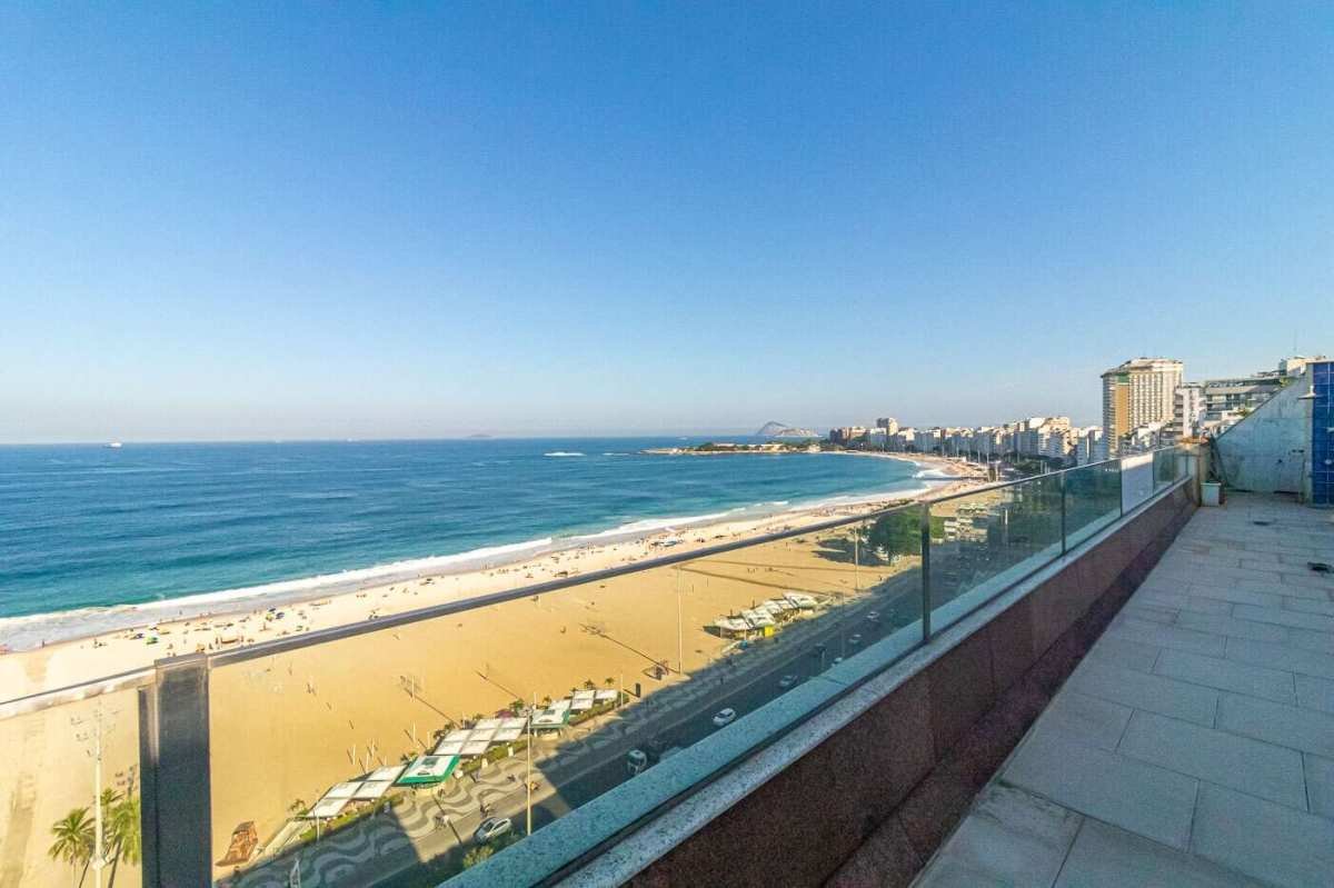Mansão suspensa com 425 m², 4 quartos e vista cinematográfica da Praia de Copacabana, Zona Sul - RJ - MLeão Imóveis