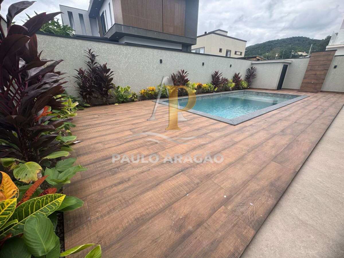 Casa de Condomínio de 4 quartos, 300m² no bairro Santa Regina, em Camboriú | Eu Corretor