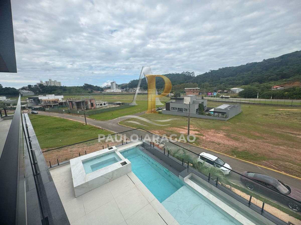 Casa de Condomínio de 5 quartos, 580m² no bairro Santa Regina, em Camboriú | Eu Corretor