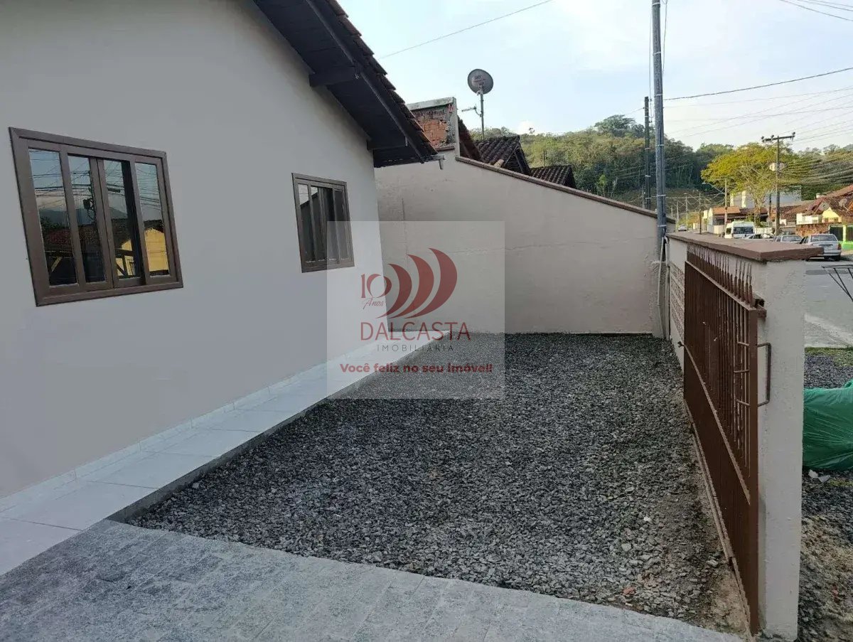  - Casa à venda em Jaraguá do Sul, Tifa Martins, com 3 quartos, 136m²