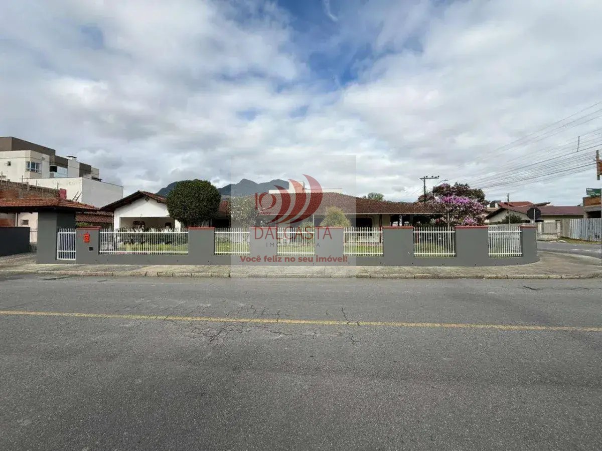 Casa à venda com 4 quartos, 377m² - ,