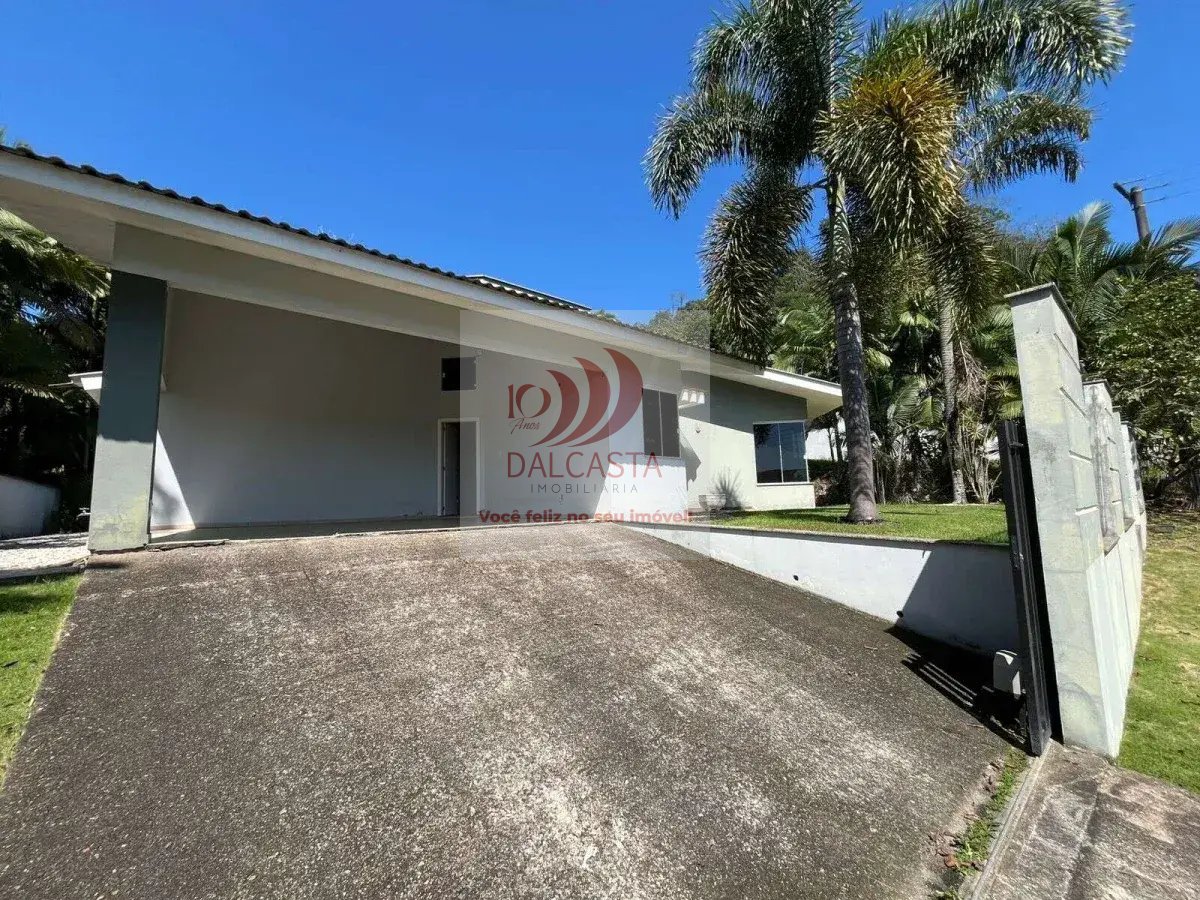 Casa para alugar em Jaraguá do Sul, Barra do Rio Cerro, com 3 quartos, 165m² - Dalcasta Imobiliária