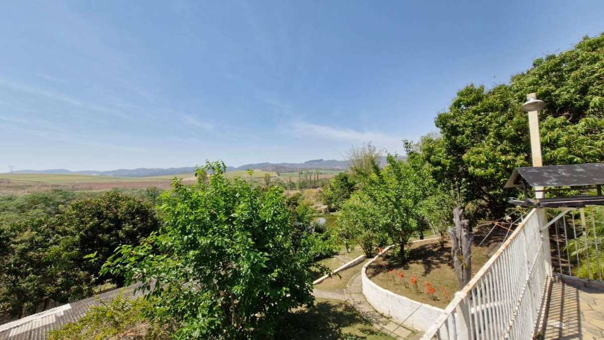  - PERMUTA POR APARTAMENTO / Chácara com 8000m2 de terreno / Casa 250m2 de construção / Lago