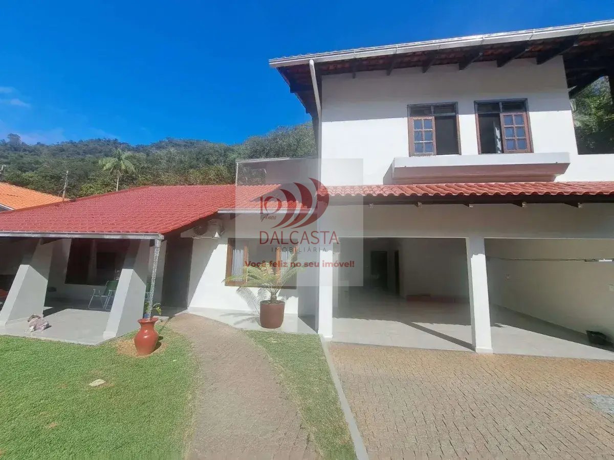 Sobrado à venda com 4 quartos, 298m² - Barra do Rio Cerro,Jaraguá do Sul