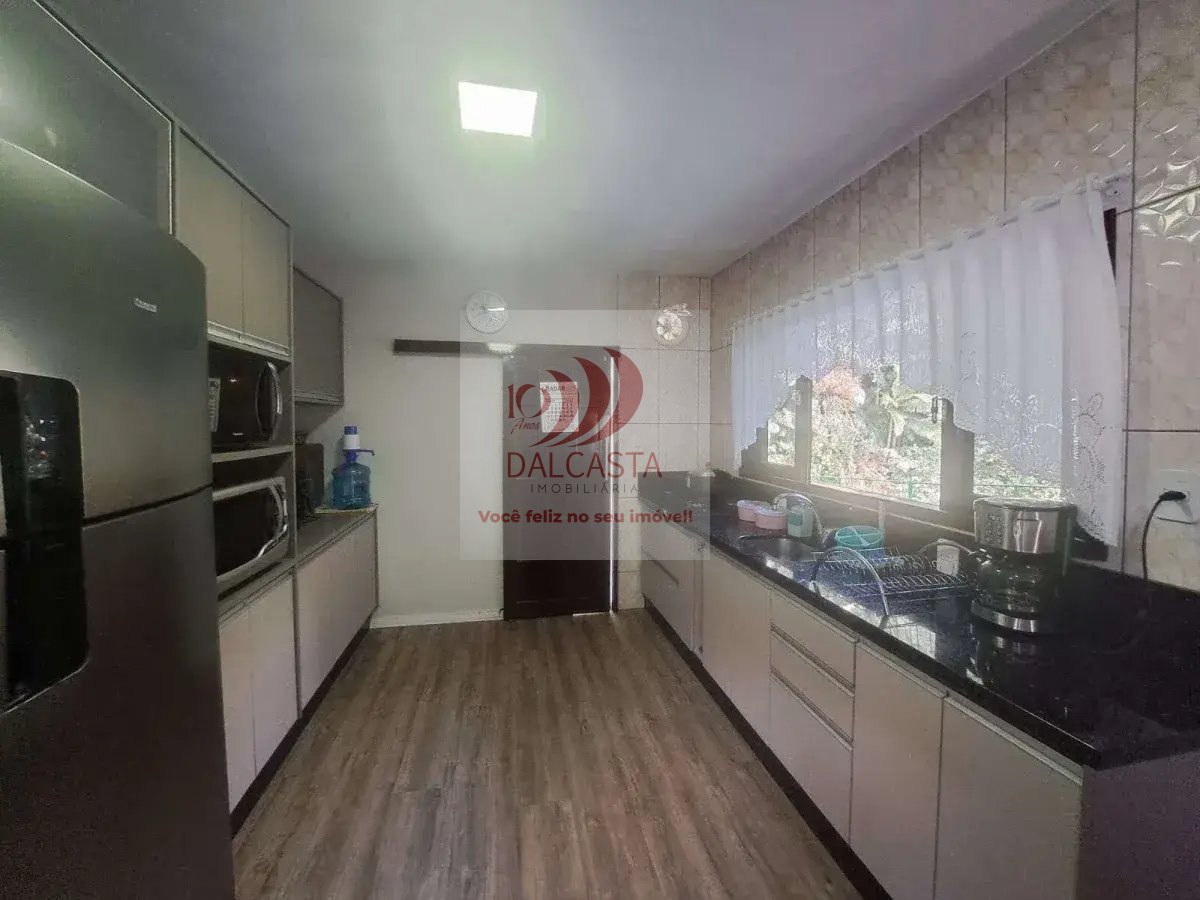 Sobrado à venda com 4 quartos, 298m² - Barra do Rio Cerro,Jaraguá do Sul