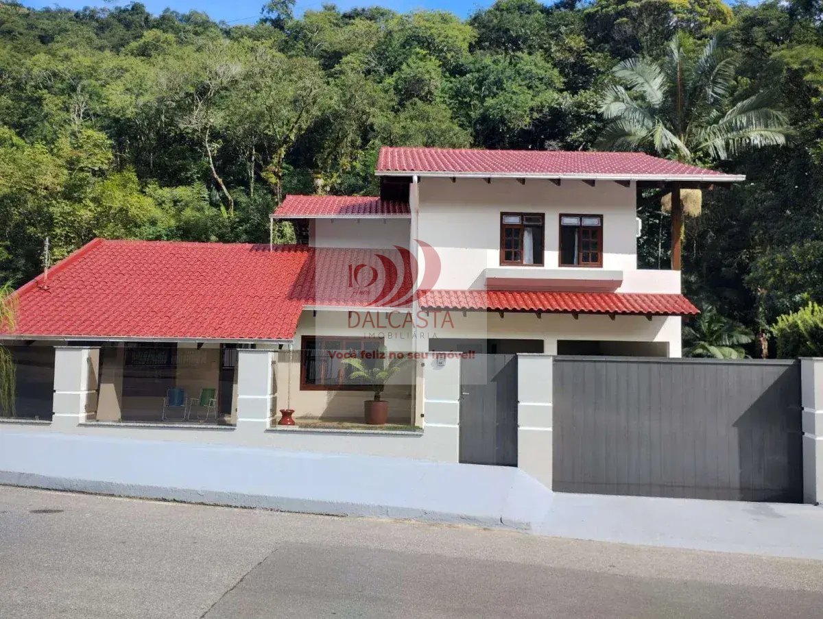 Sobrado à venda com 4 quartos, 298m² - Barra do Rio Cerro,Jaraguá do Sul
