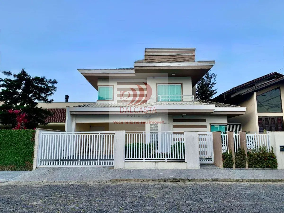 Sobrado à venda com 3 quartos, 228.00m² - Barra do Rio Cerro,Jaraguá do Sul