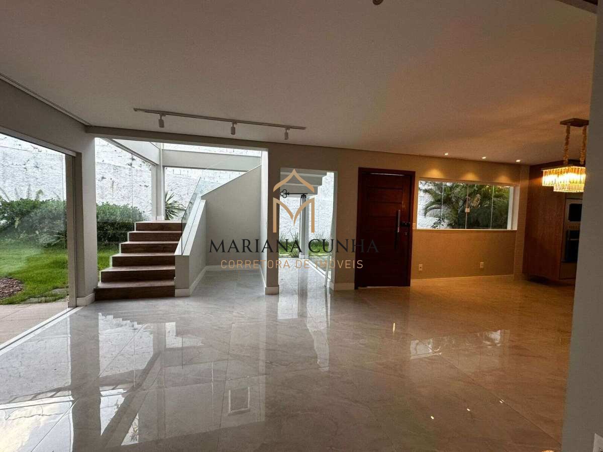  - Casa de condomínio à venda, com 4 quartos, 223m²
