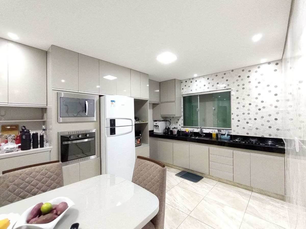  - Casa à venda em Betim, Cruzeiro do Sul, com 3 quartos, 200m²