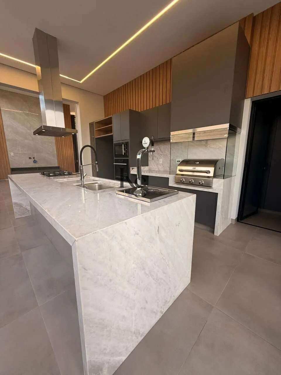 Sofisticação, conforto e exclusividade em Alphaville – Casa térrea impecável com alto padrão de acabamento - Karen Sueta Creci 223363F / Bruno Amorim Advogados Associados