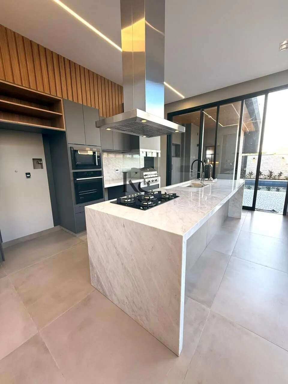 Sofisticação, conforto e exclusividade em Alphaville – Casa térrea impecável com alto padrão de acabamento - Karen Sueta Creci 223363F / Bruno Amorim Advogados Associados