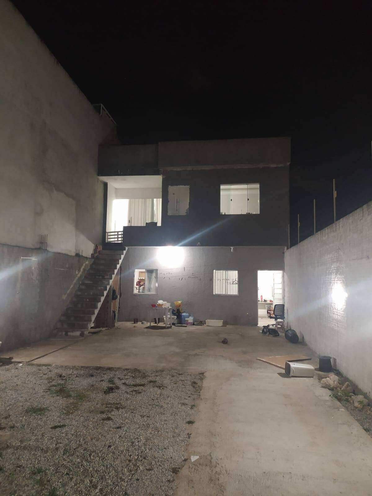 Casa à venda com 3 quartos - ,