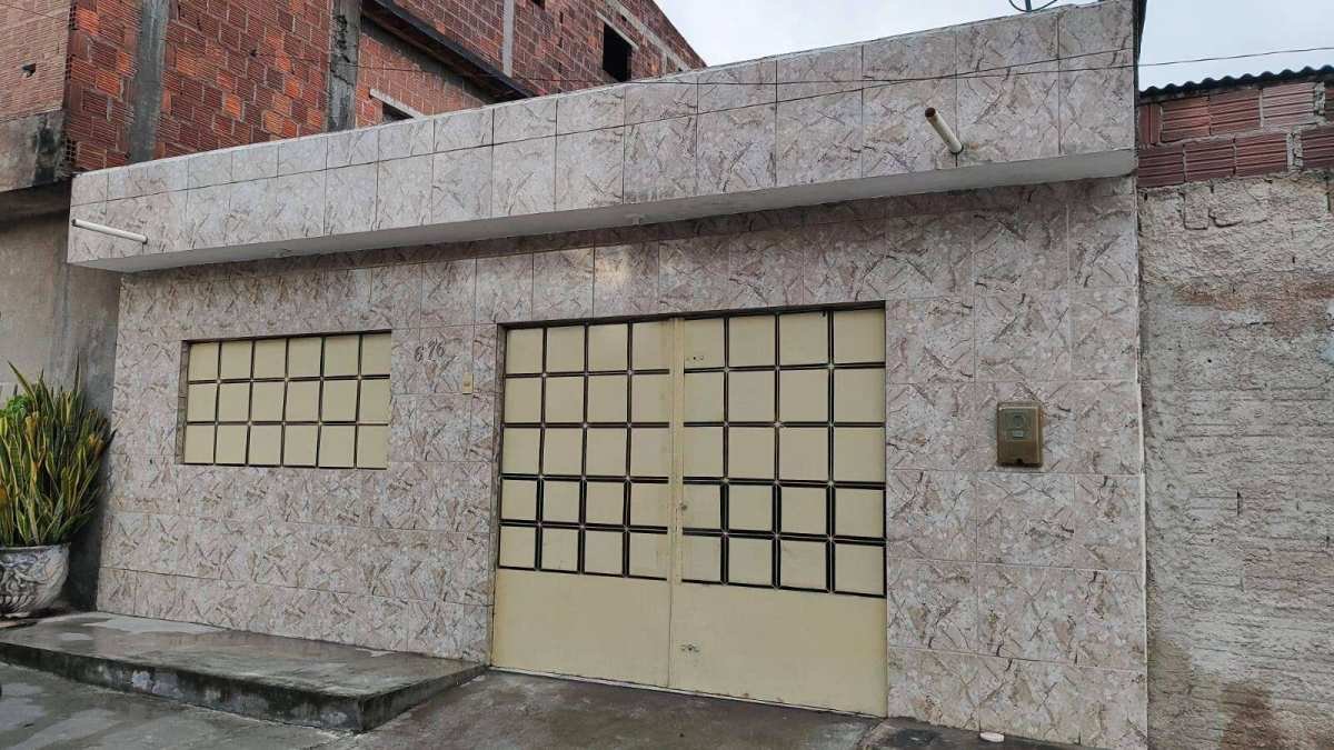 Casa à venda com 3 quartos - ,