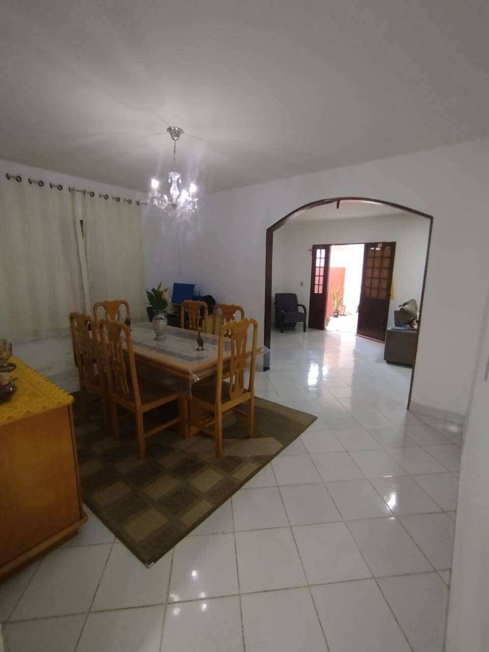 Casa à venda com 3 quartos - ,