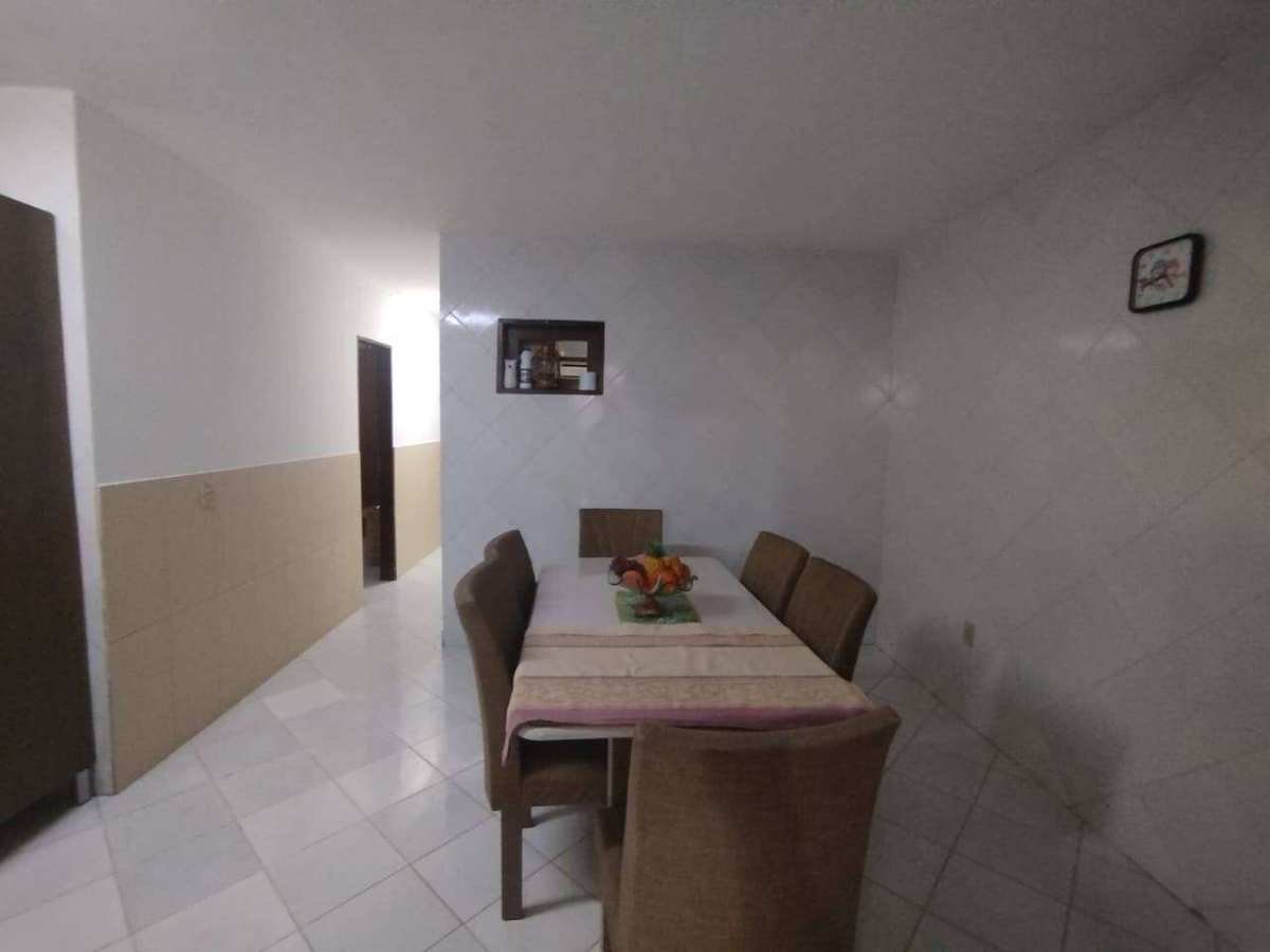 Casa à venda com 3 quartos - ,