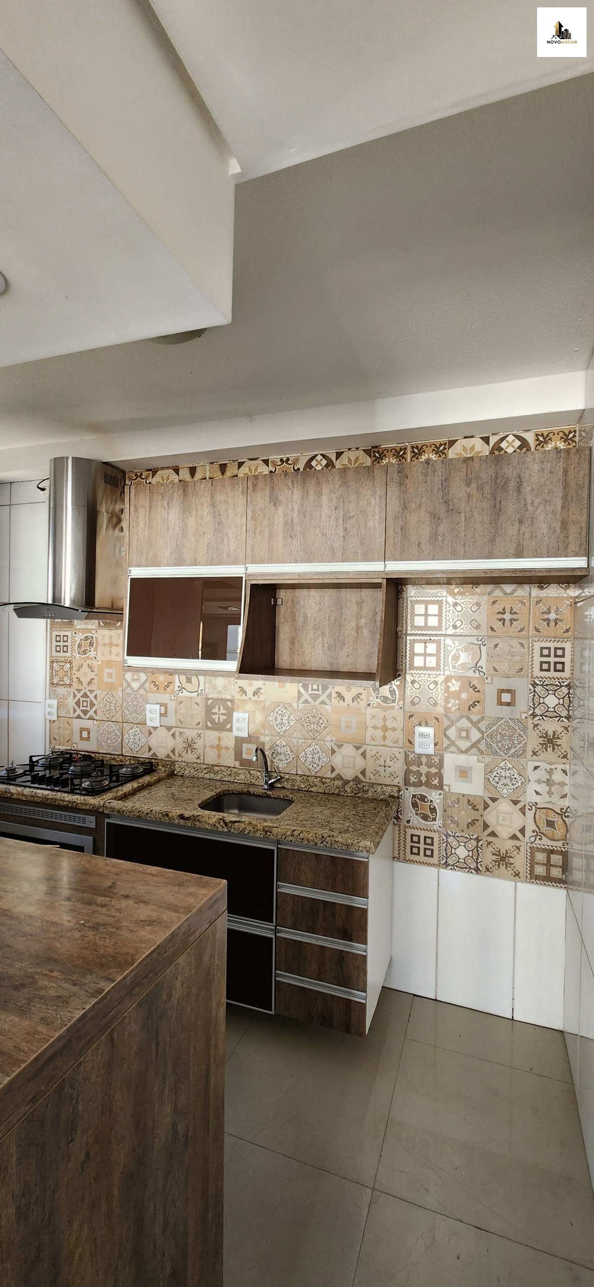  - Apartamento de 3 dormitórios, semi mobiliado, com piso laminado, bem ventilado com sol da manhã