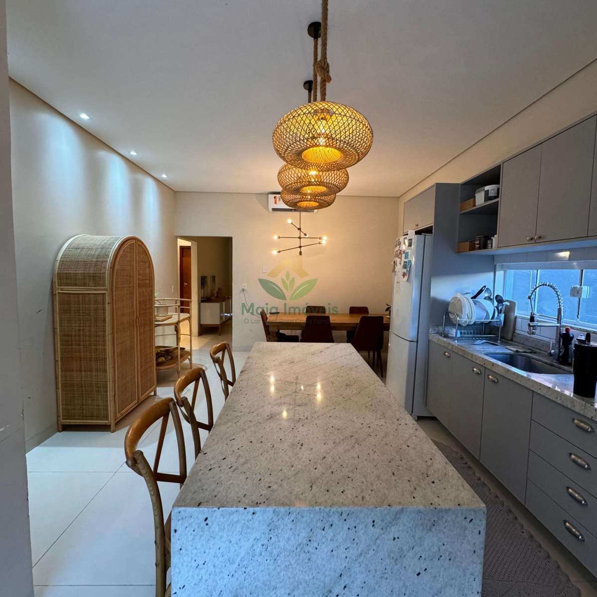 Casa à venda com 3 quartos, 220m² - Foto 2