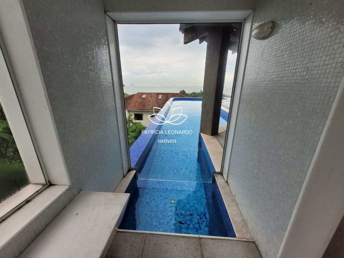  - Aconchegante casa à venda com 4 quartos , 3 suítes com 420,77 m2 com vista panorâmica para o Mar.