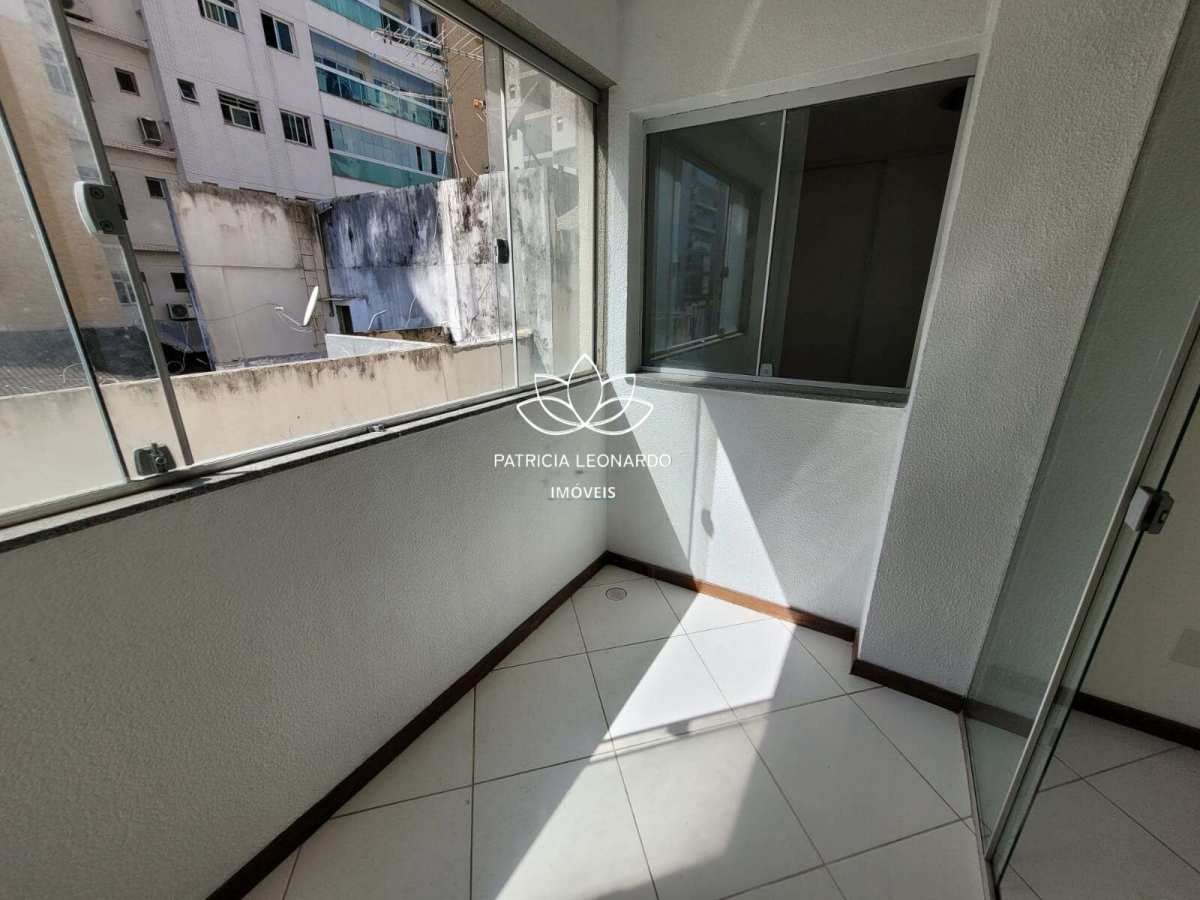  - Excelente apartamento quarto e sala à venda em Itapuã, com uma vaga de garagem.